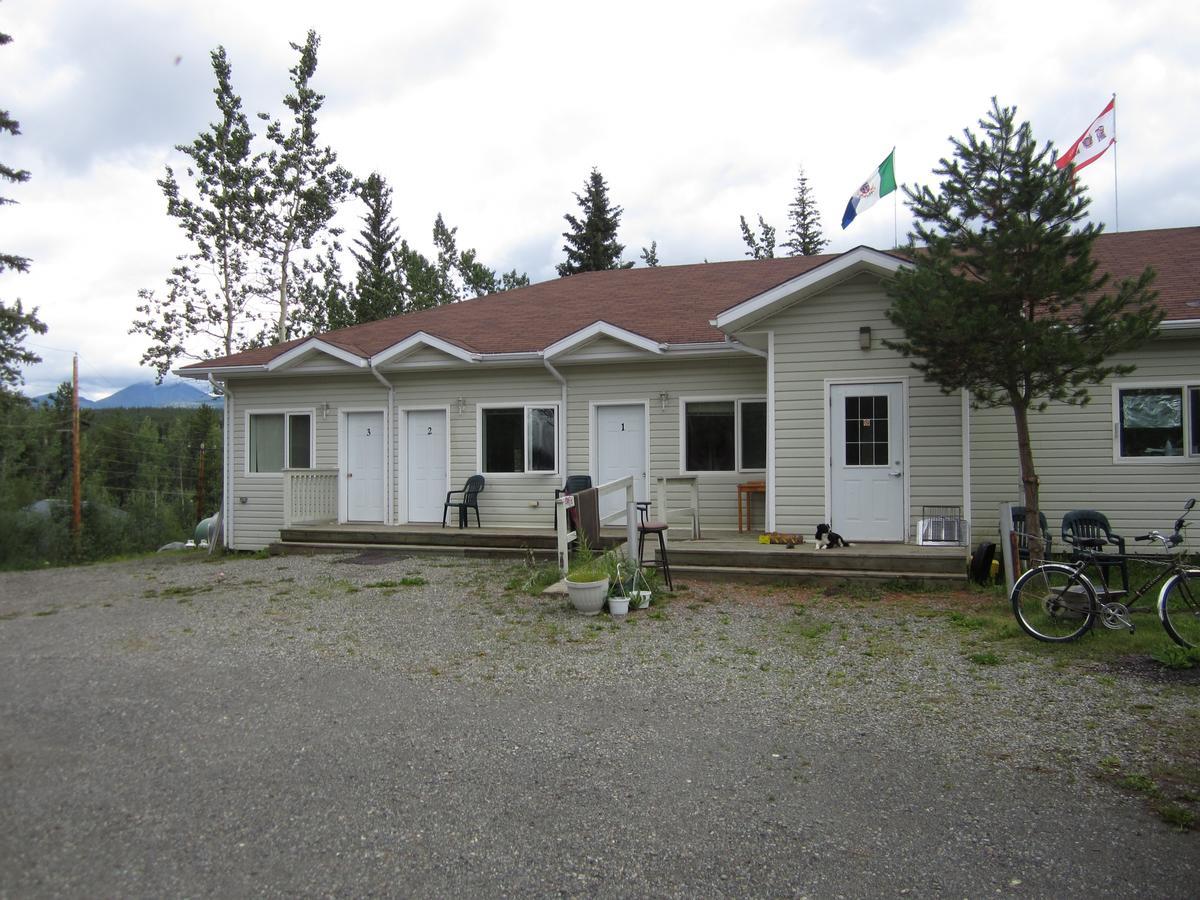 Johnson'S Crossing Lodge Johnsons Crossing Exteriör bild