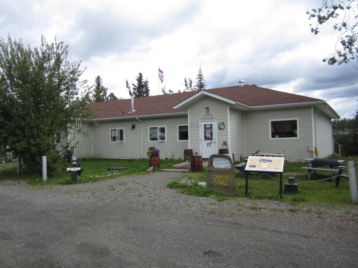 Johnson'S Crossing Lodge Johnsons Crossing Exteriör bild